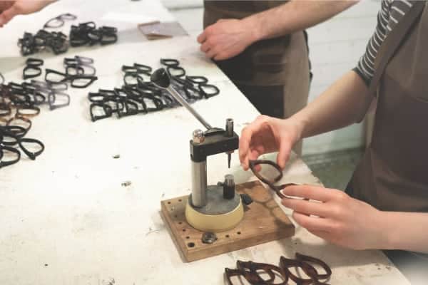 sunglasses being assebled 640x400 1 sunglasses being assebled 640x400 1