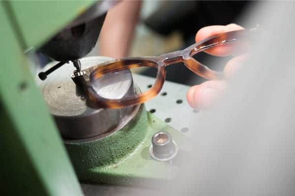 tortoise shell sunglasses being riveted 640x400 1 tortoise shell sunglasses being riveted 640x400 1